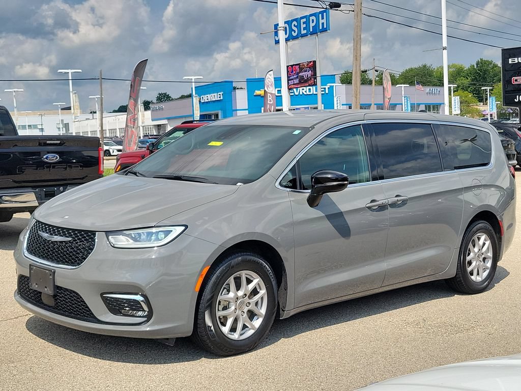 Used 2025 Chrysler Pacifica Select FWD image 2
