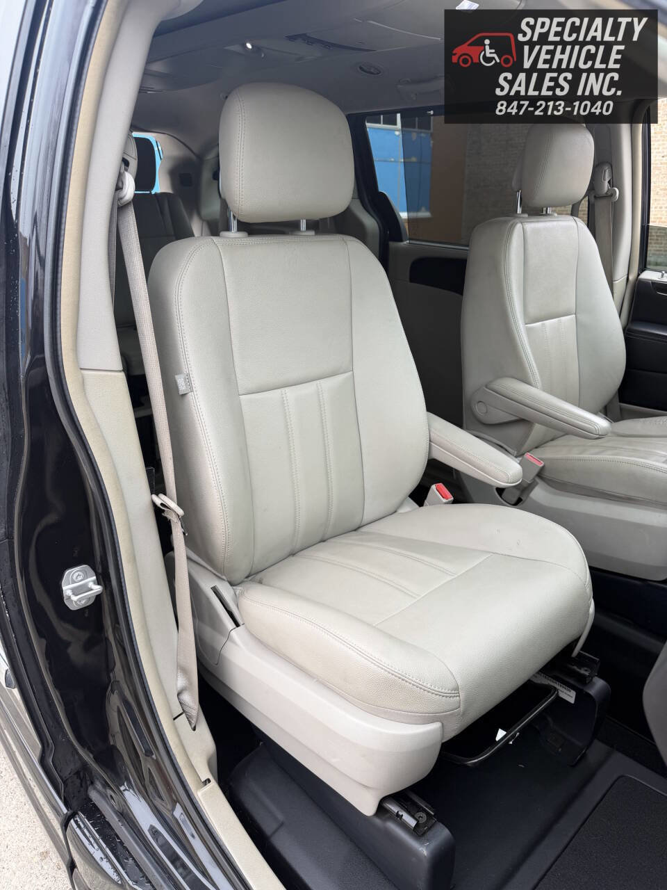 Used 2016 Chrysler Town & Country Touring FWD image 34
