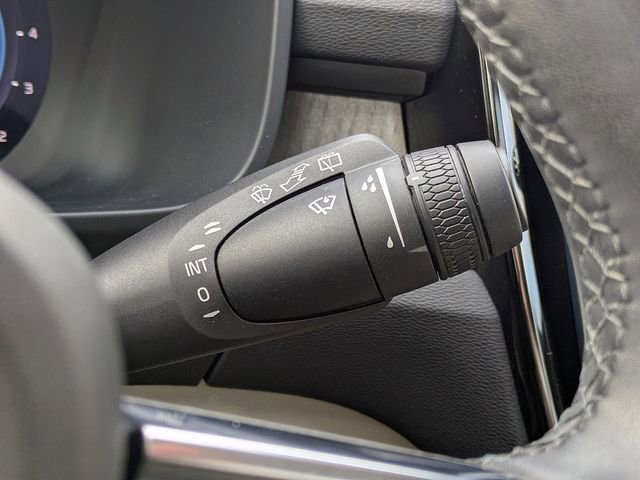 Used 2023 Volvo XC40 B5 Plus w/ Protection Package Premier image 31