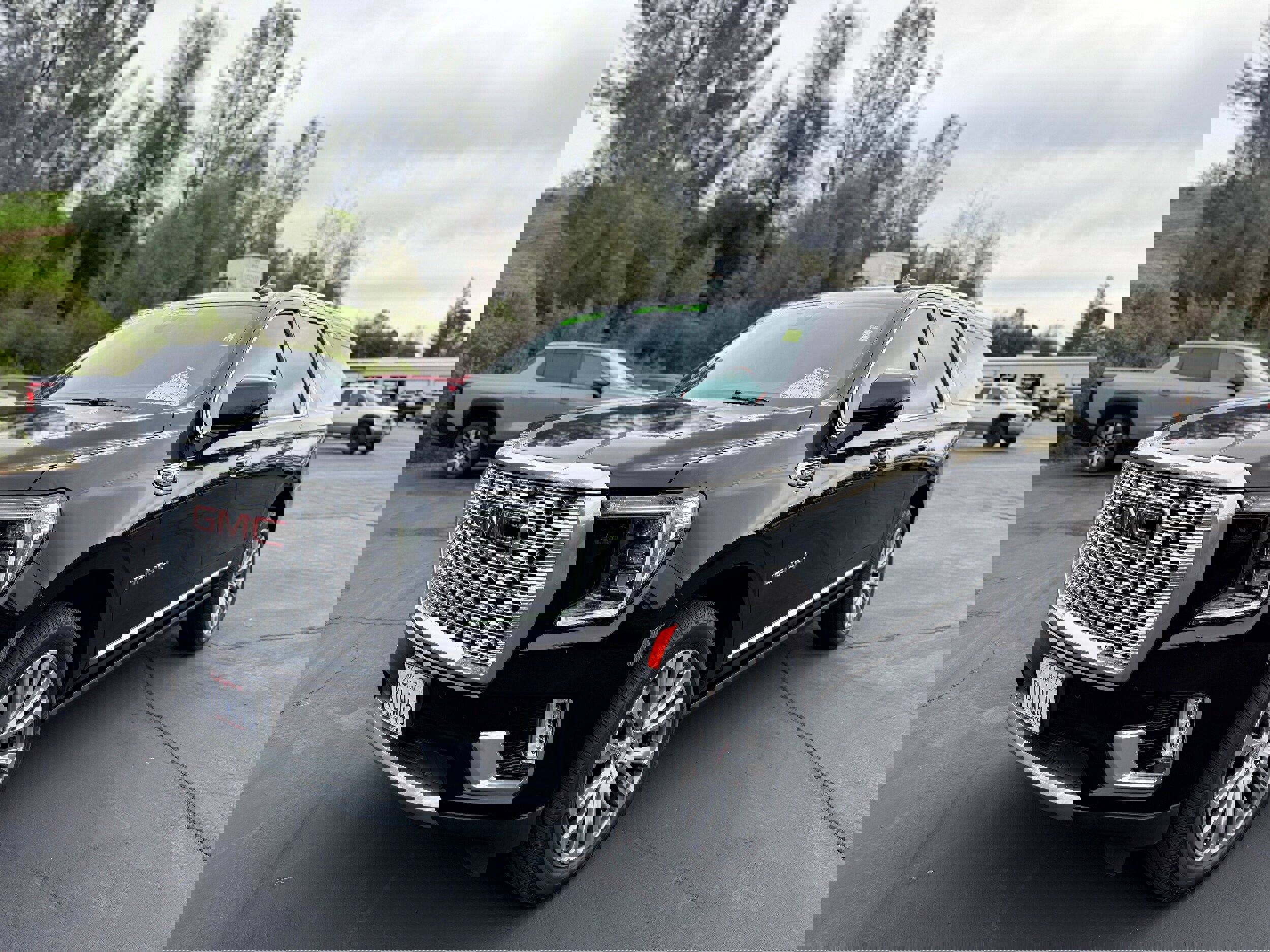 Used 2021 GMC Yukon XL Denali w/ Denali Premium Package image 2