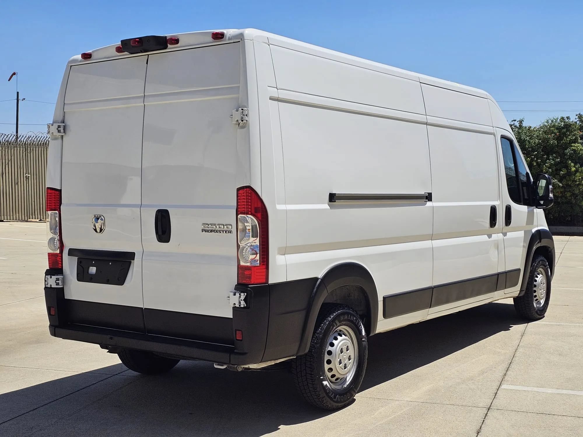 Used 2025 RAM ProMaster 2500 w/ Convenience Group FWD image 5