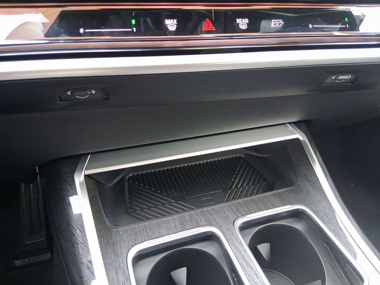Used 2026 BMW 750e xDrive AWD/4WD image 27