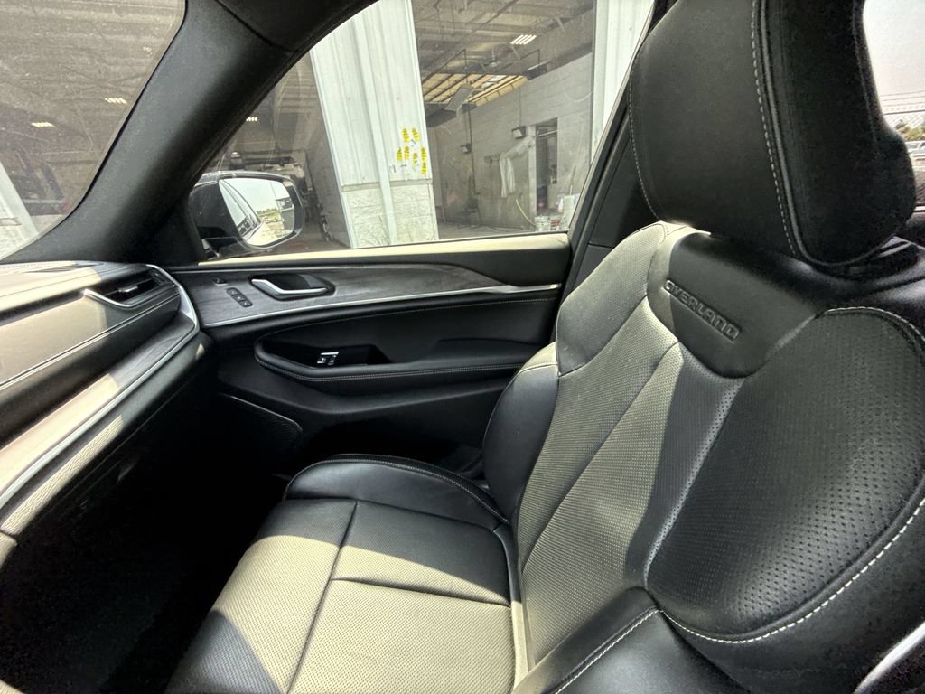 Used 2023 Jeep Grand Cherokee Overland w/ Luxury Tech Group IV RWD image 15