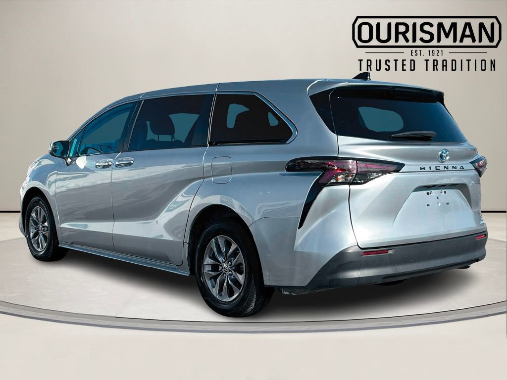 Used 2024 Toyota Sienna LE image 4