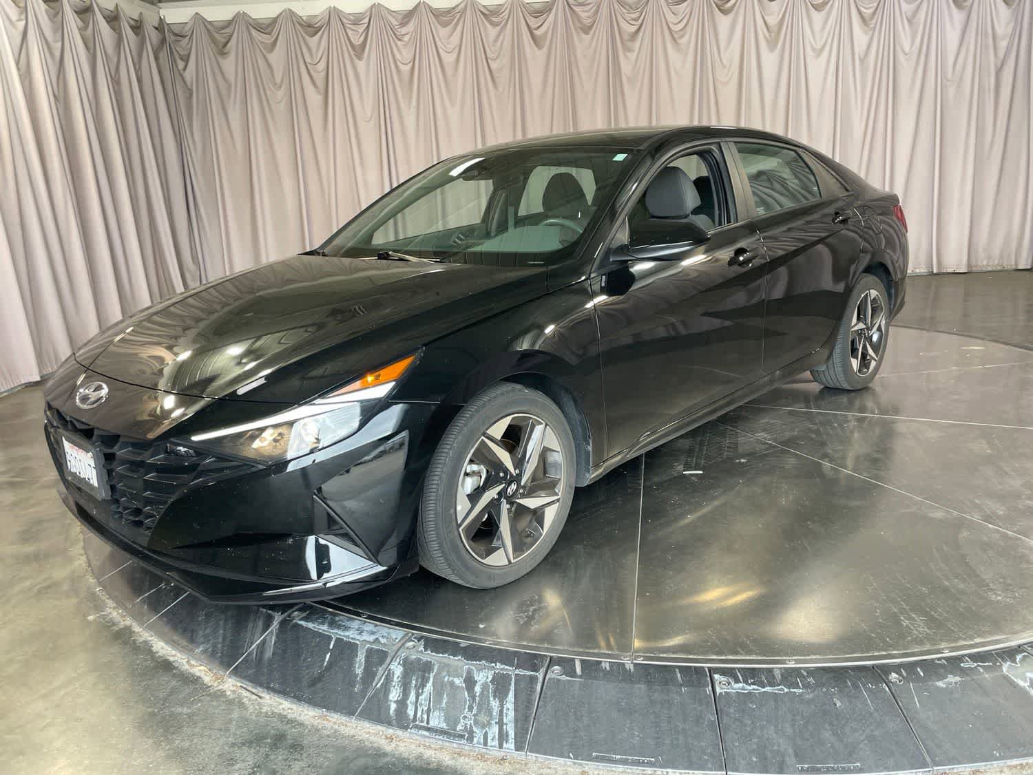 Used 2023 Hyundai Elantra SEL w/ Convenience Package FWD image 2