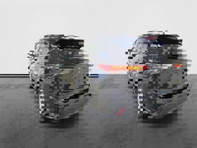 Used 2023 Toyota Highlander L image 2