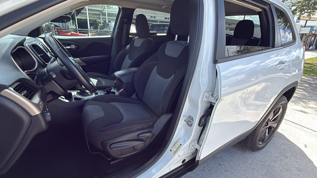 Used 2018 Jeep Cherokee Latitude FWD image 22