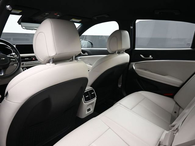 Used 2025 Genesis G70 2.5T image 16