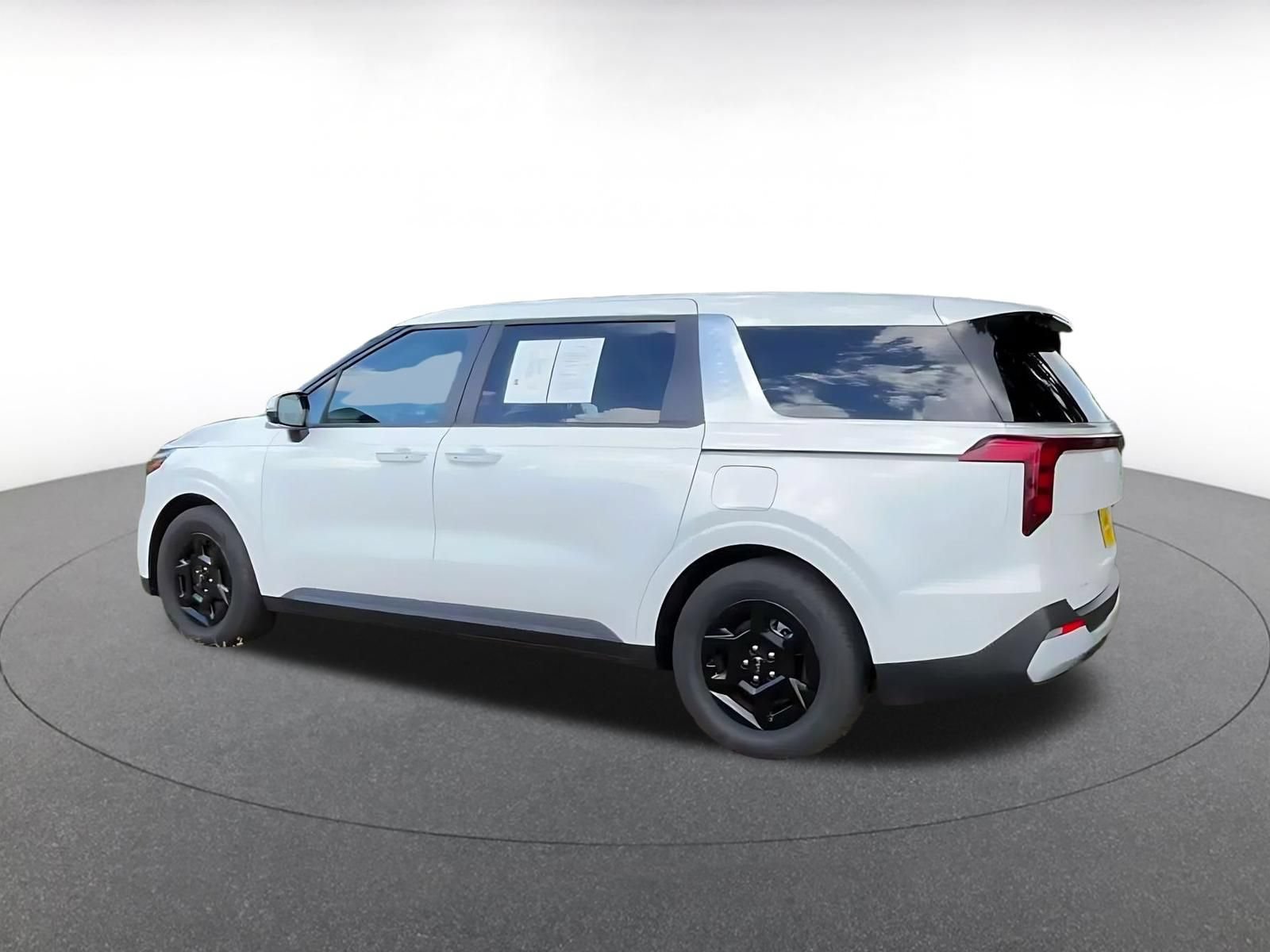 Used 2026 Kia Carnival FWD image 9
