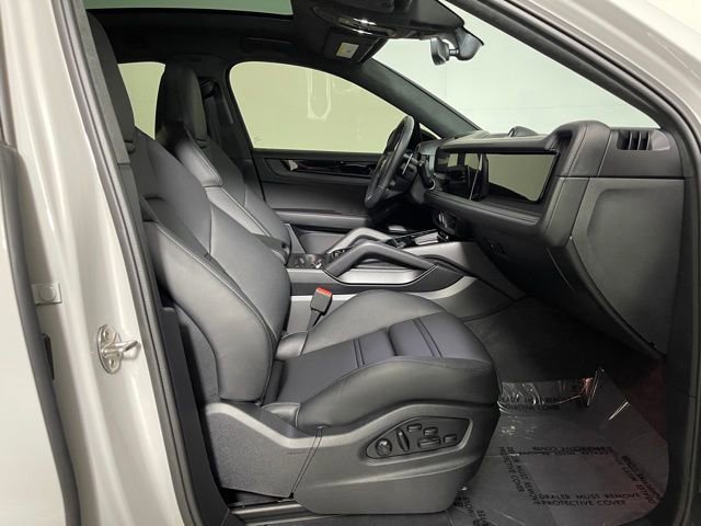 Used 2025 Porsche Cayenne GTS image 25