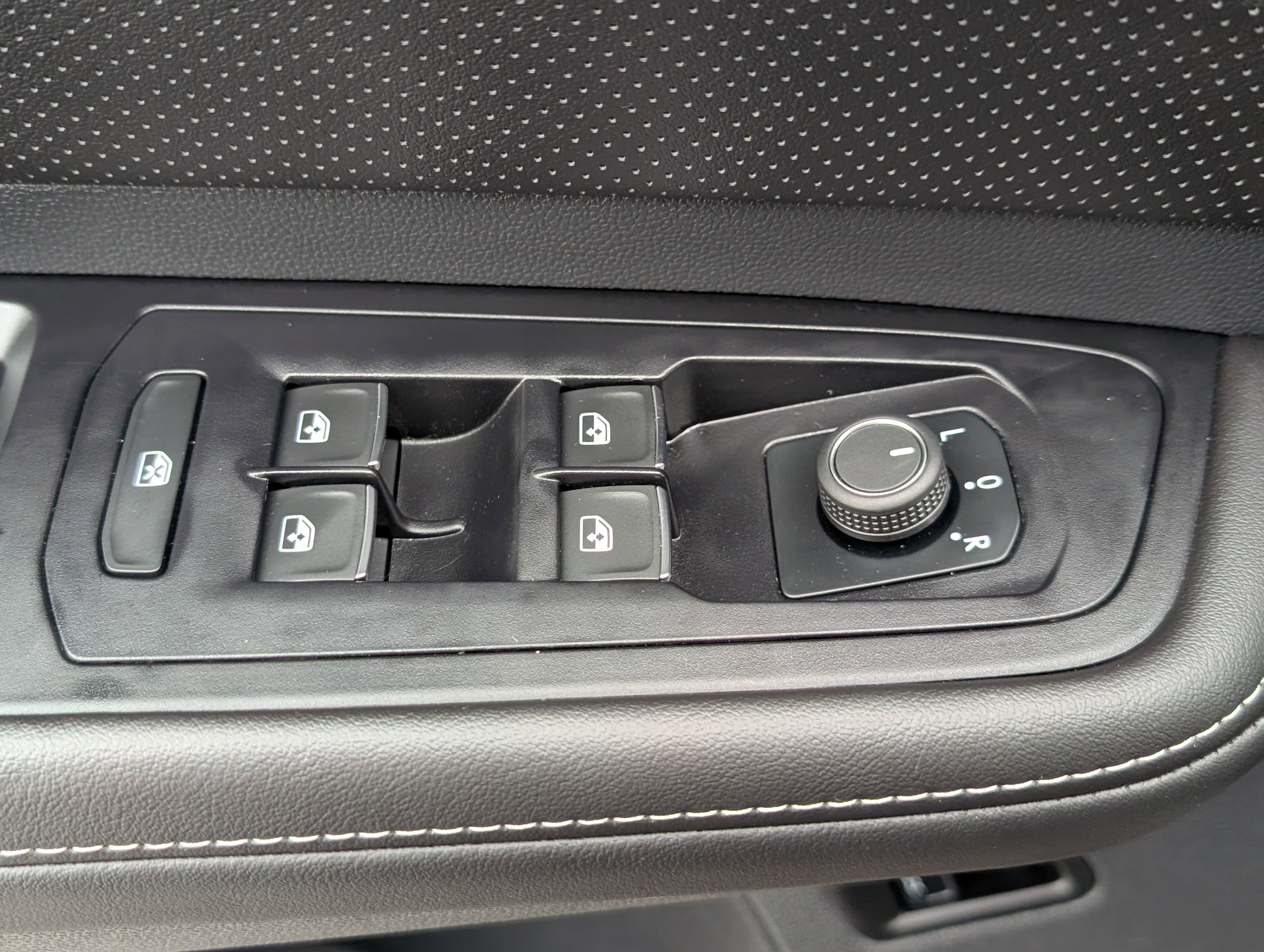 Used 2025 Volkswagen Atlas Cross Sport SE image 19