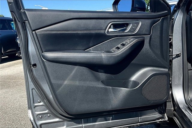 Certified 2024 Nissan Rogue Platinum image 17