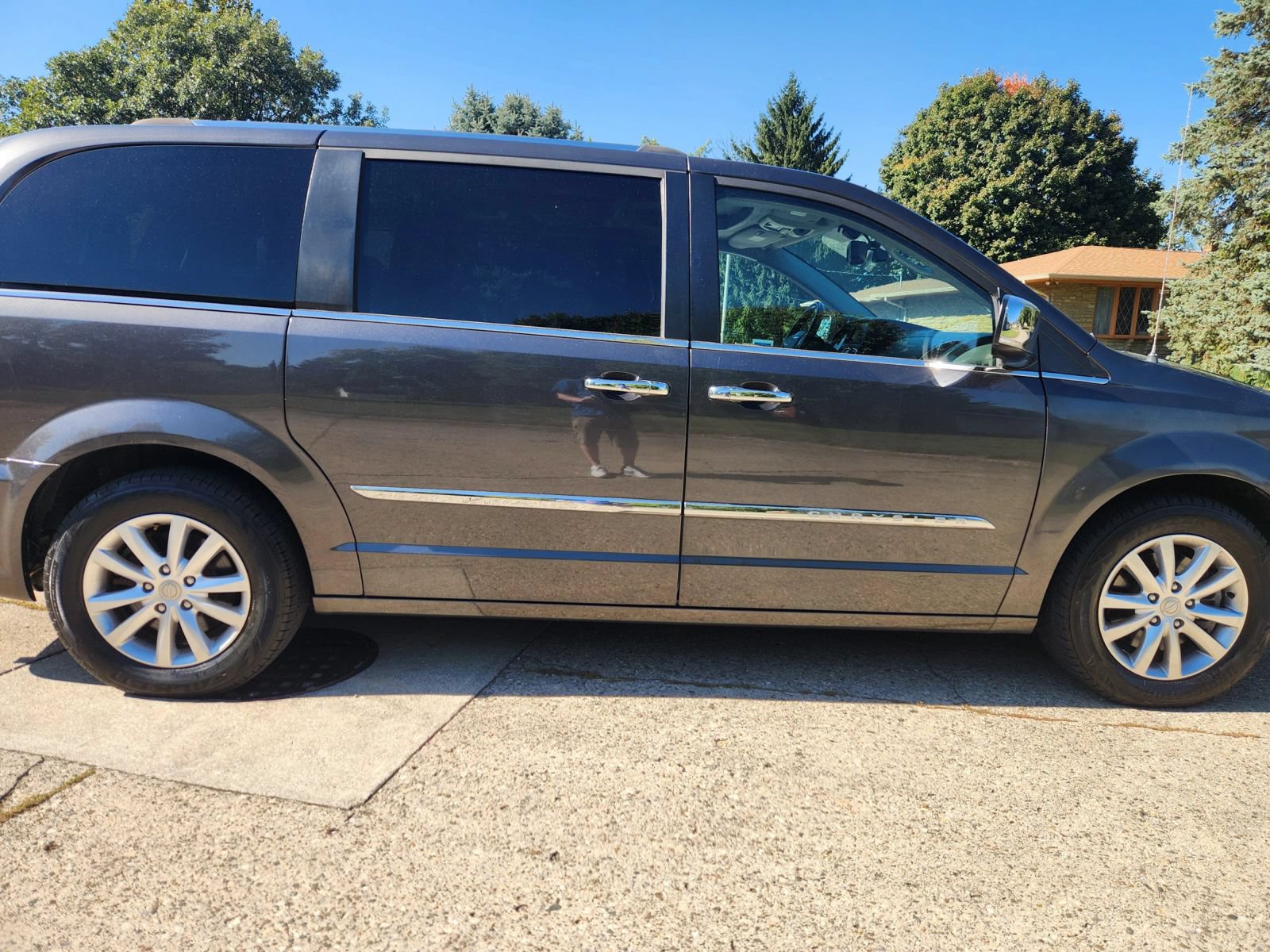 Used 2016 Chrysler Town & Country Limited Platinum w/ Trailer Tow Group FWD image 6