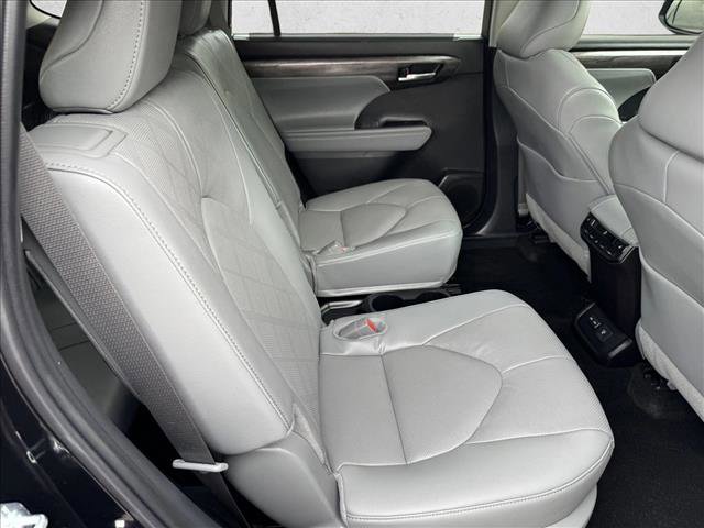 Certified 2025 Toyota Highlander Platinum image 20