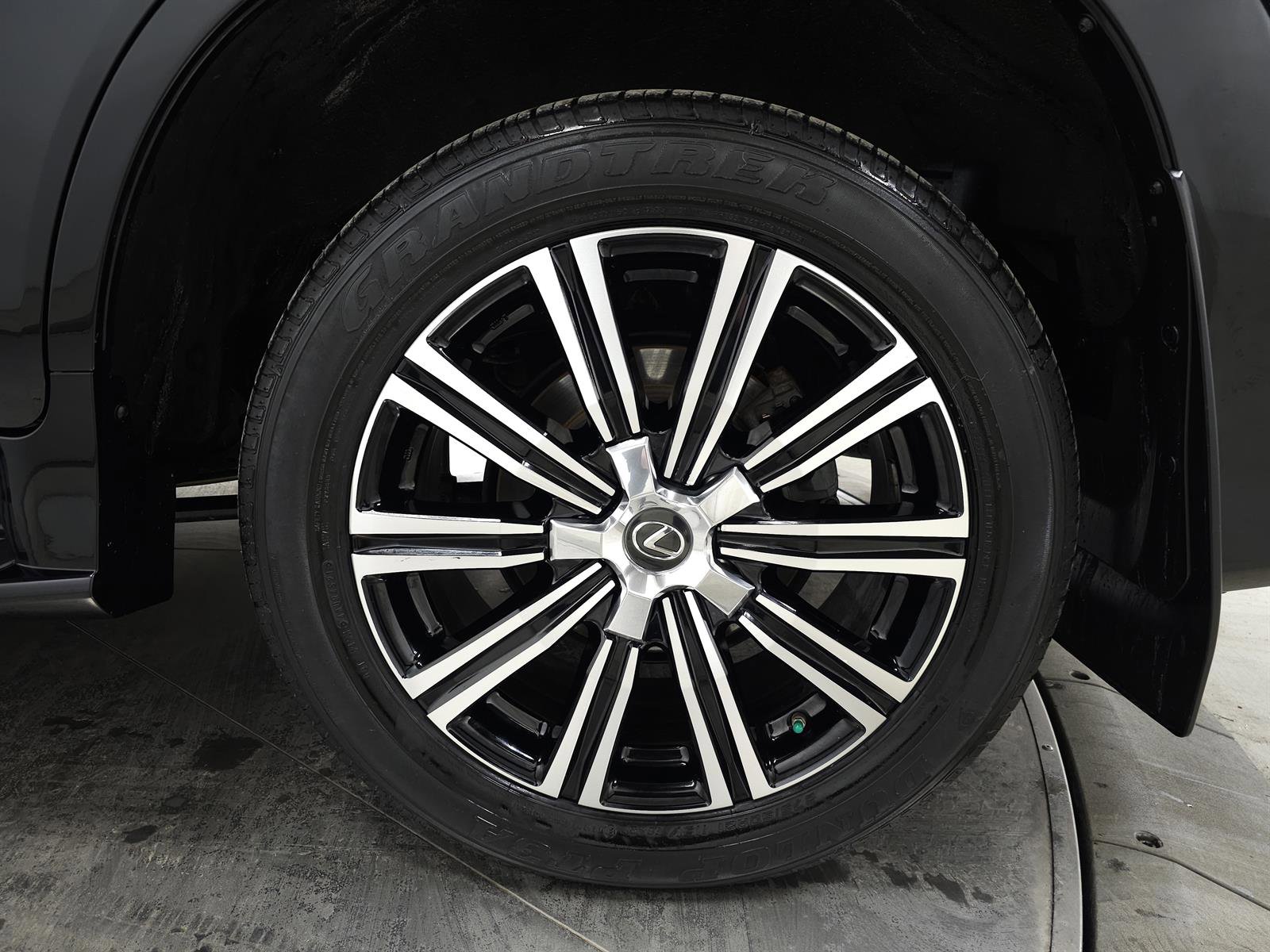 Used 2019 Lexus LX 570 4WD image 14