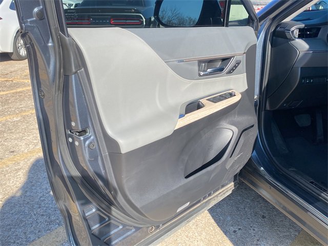 Used 2024 Toyota Venza XLE image 18