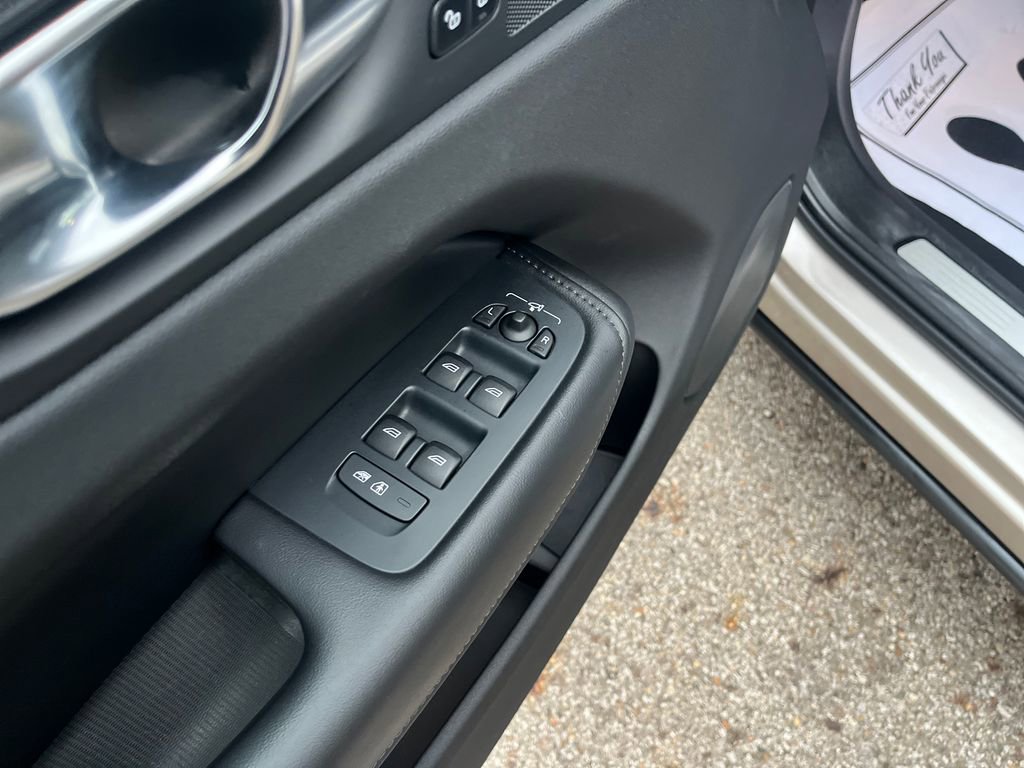 Used 2025 Volvo XC60 B5 Plus image 12