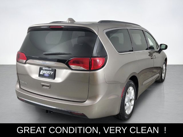 Used 2017 Chrysler Pacifica Touring Plus w/ Tire & Wheel Group FWD image 3