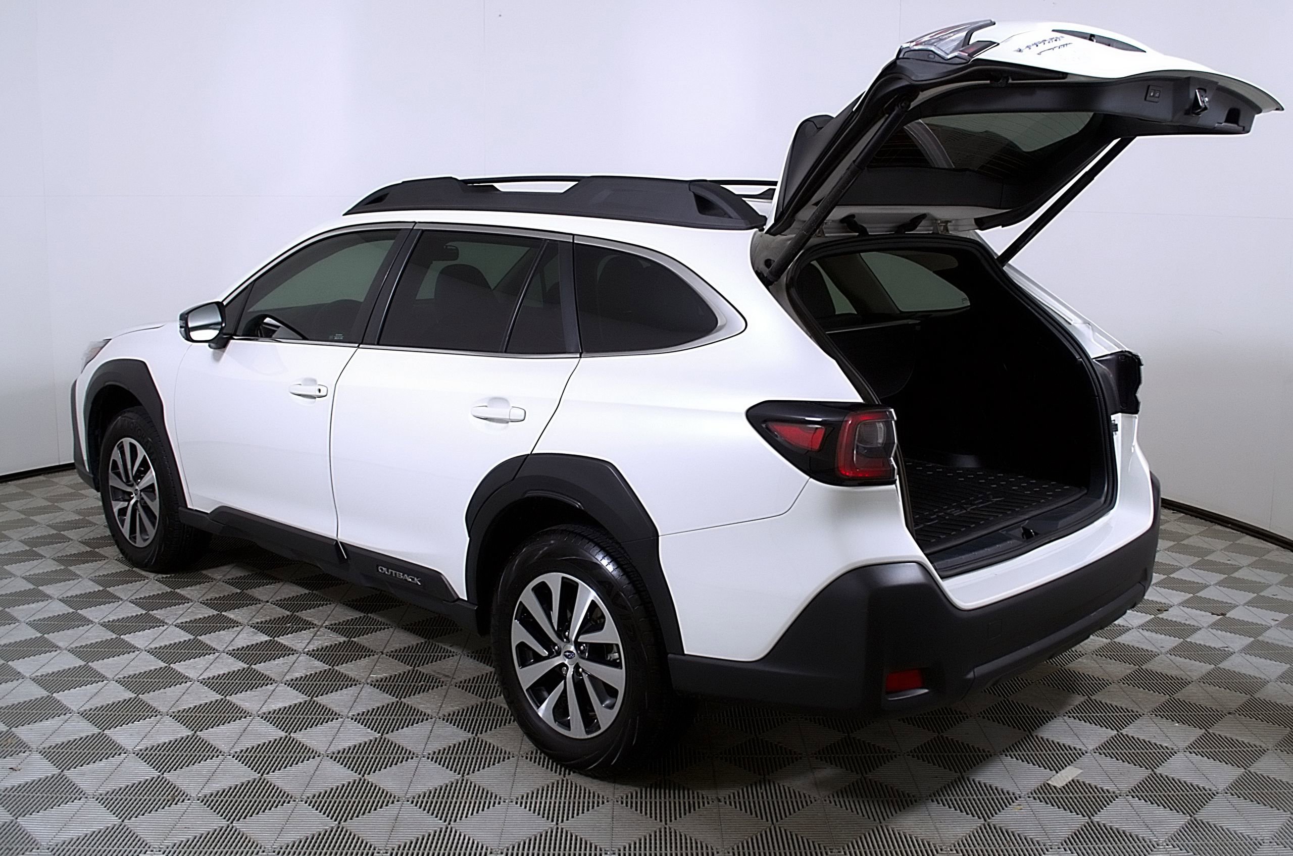 Used 2025 Subaru Outback Premium image 10