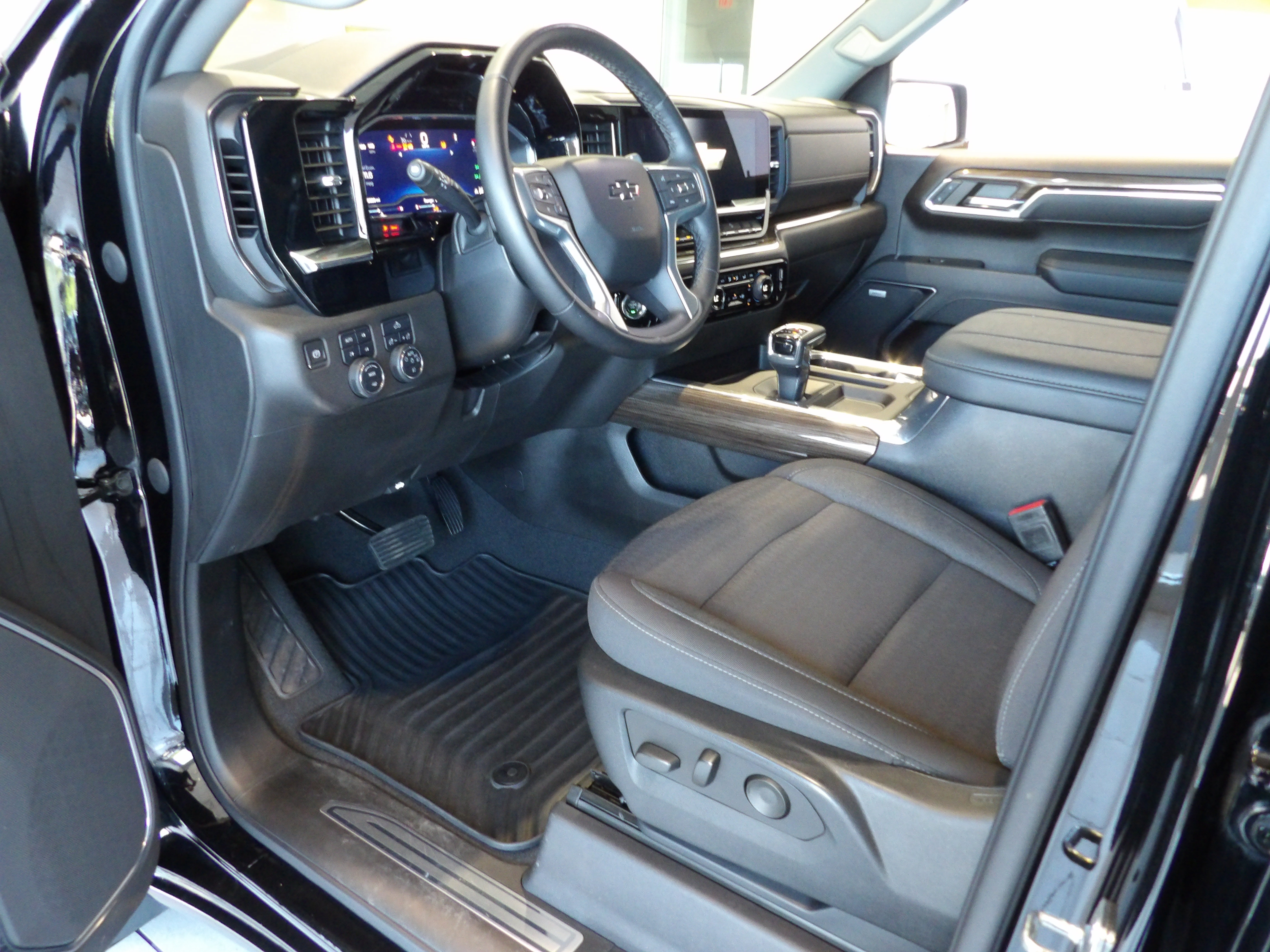 Used 2023 Chevrolet Silverado 1500 RST w/ Convenience Package II AWD/4WD image 9