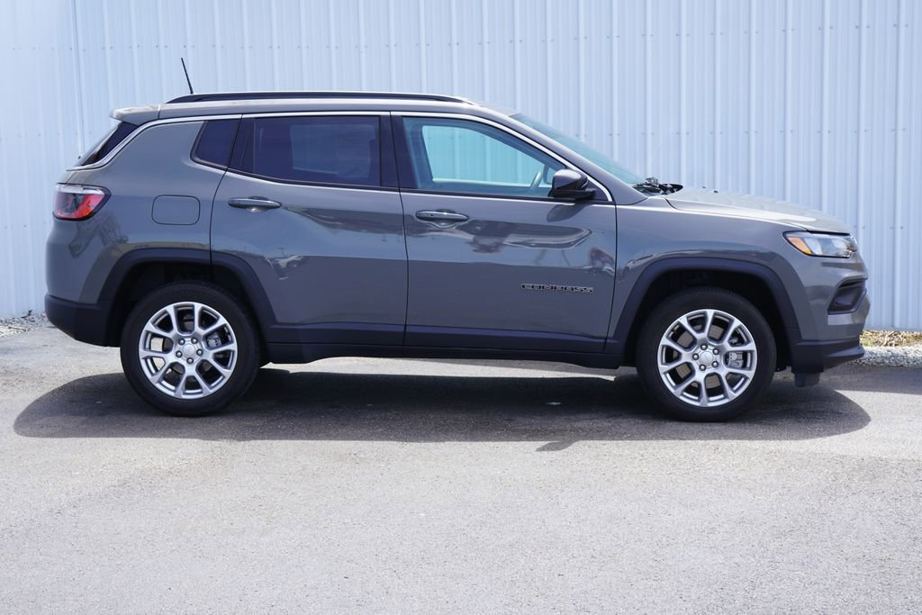 Used 2023 Jeep Compass Latitude AWD/4WD image 2