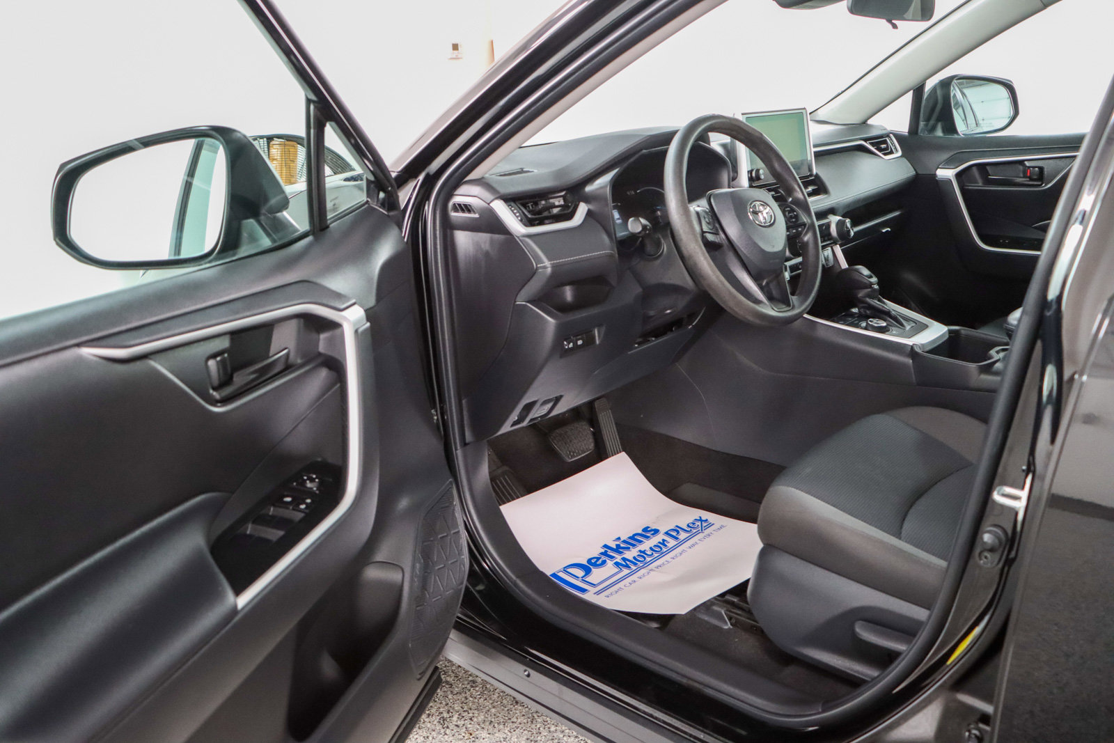 Used 2023 Toyota RAV4 LE AWD/4WD image 3