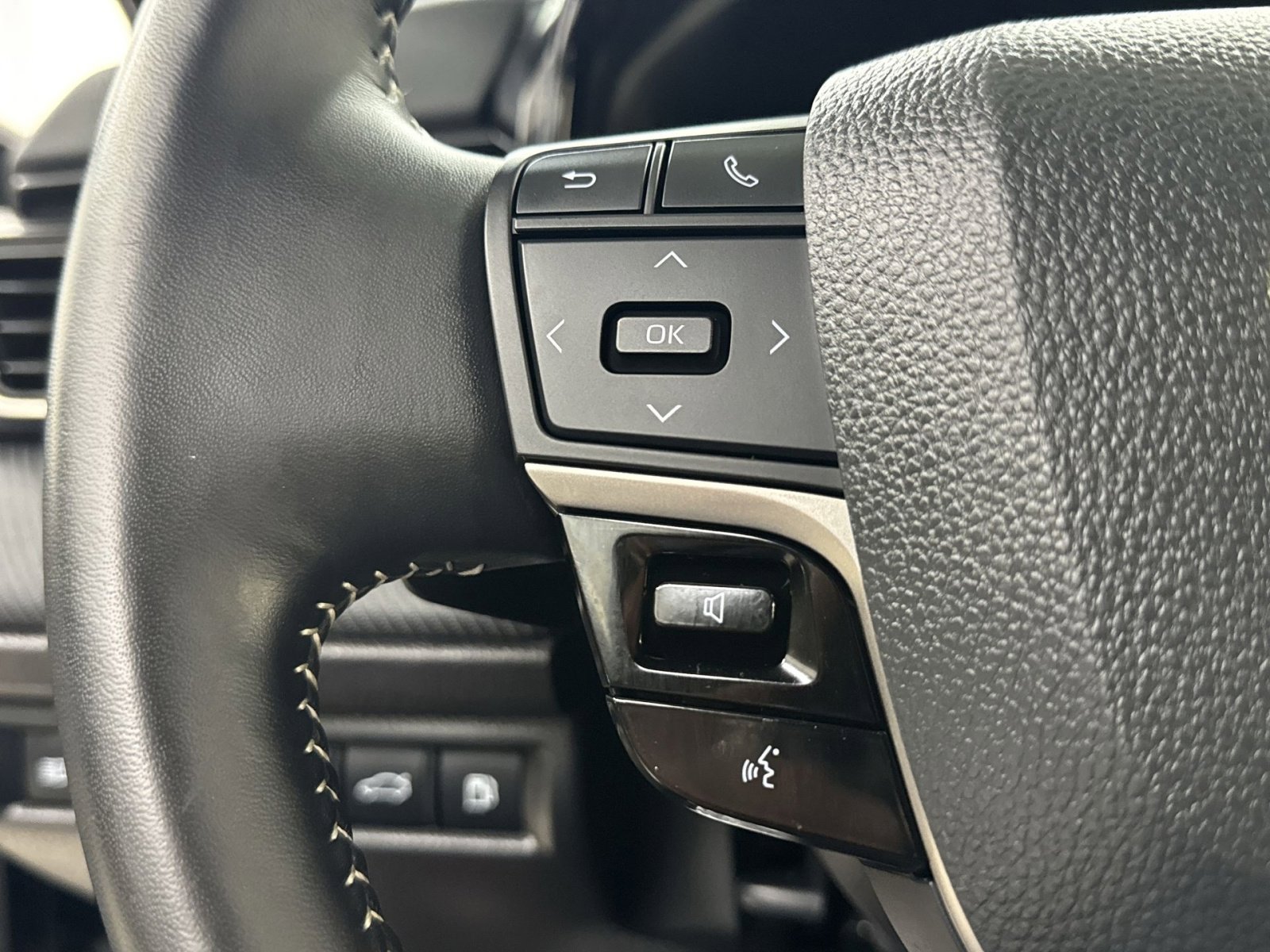 Used 2025 Toyota Camry SE w/ Convenience Package image 37