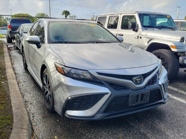 Used 2024 Toyota Camry SE w/ Cold Weather Package FWD image 3