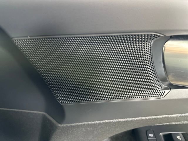 Used 2025 Volvo XC40 B5 Core image 27