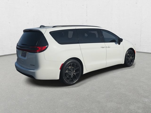Used 2025 Chrysler Pacifica Limited FWD image 5