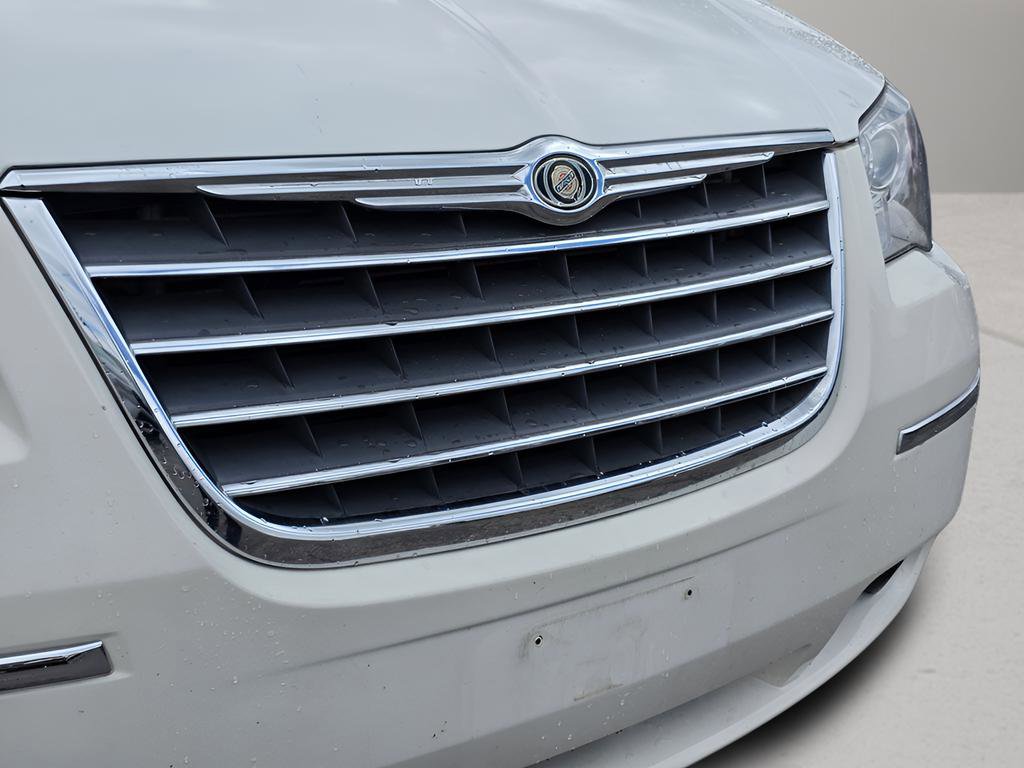 Used 2009 Chrysler Town & Country Limited w/ Entertainment Group #3 FWD image 9