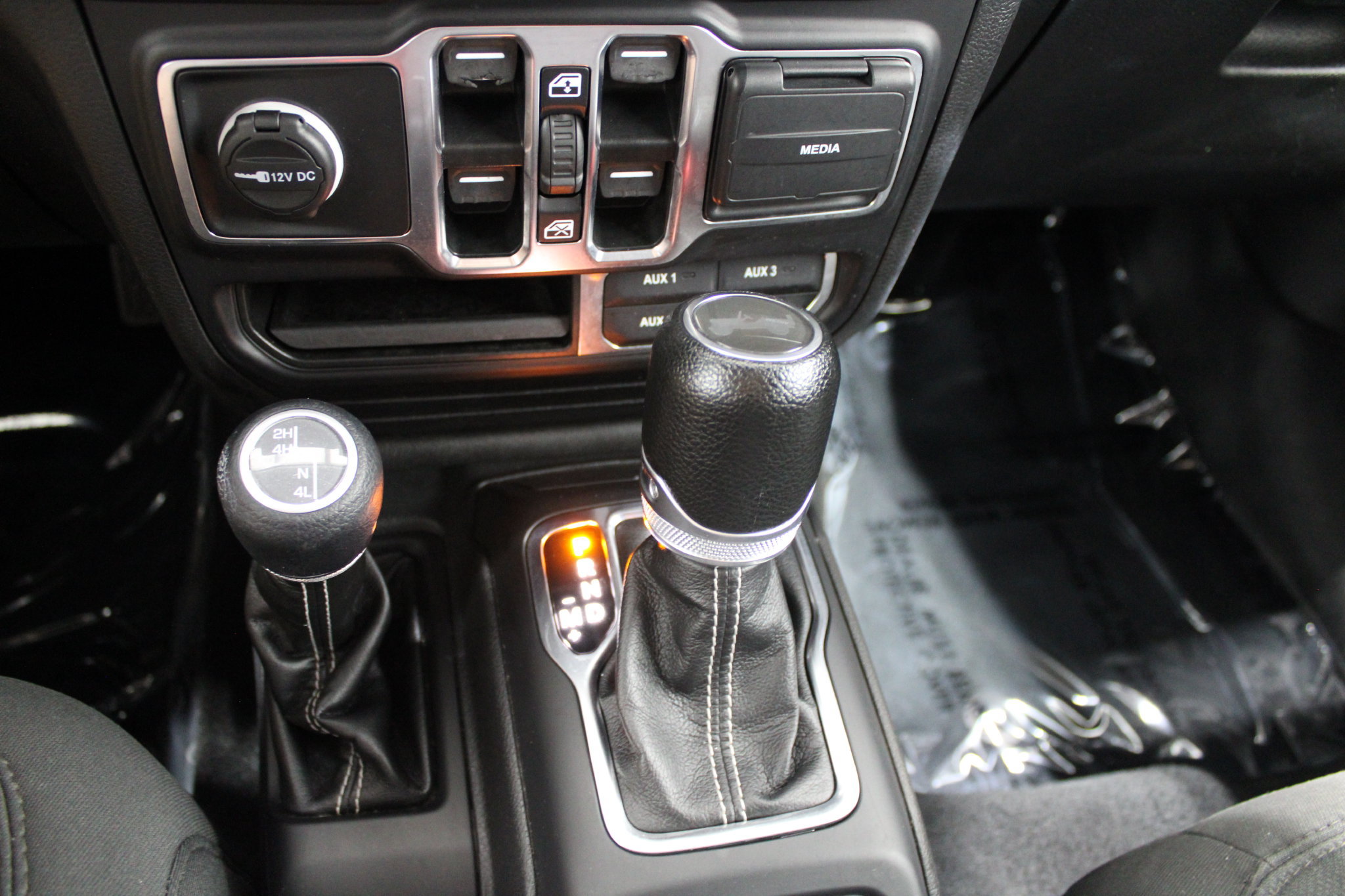 Used 2023 Jeep Wrangler Unlimited Sahara w/ Cold Weather Group AWD/4WD image 30