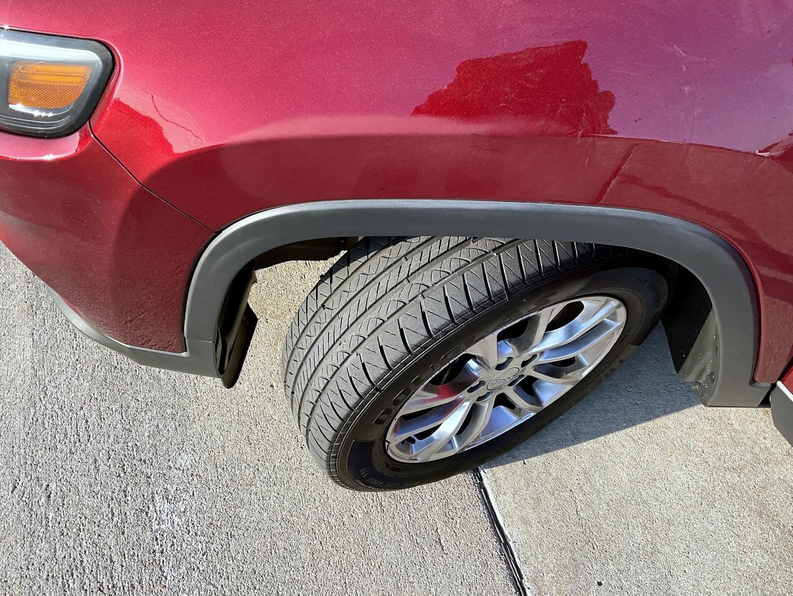 Used 2019 Jeep Cherokee Latitude Plus w/ Comfort/Convenience Group FWD image 23