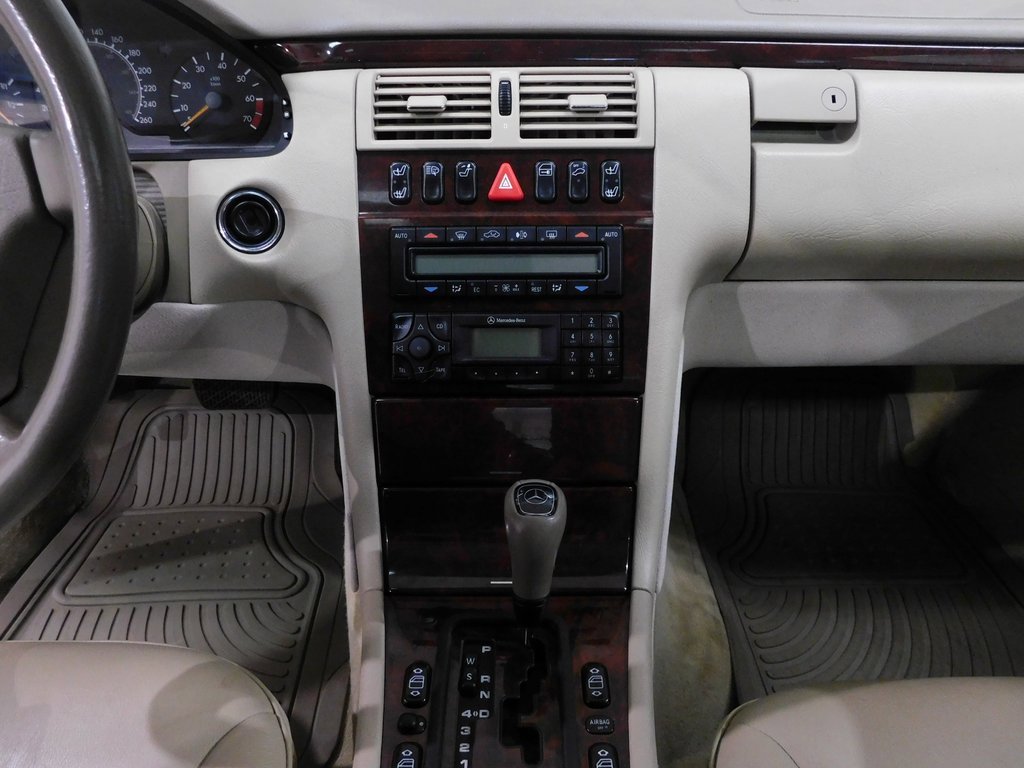 Used 1999 Mercedes-Benz E 320 4MATIC Sedan image 28
