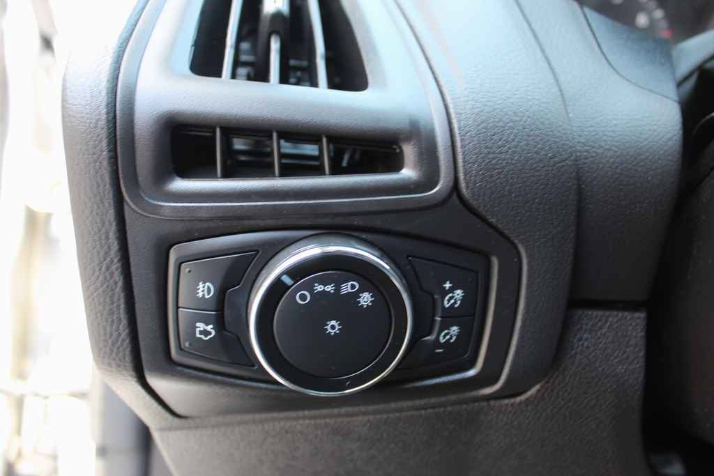 Used 2014 Ford Focus SE w/ SE Sport Package FWD image 13