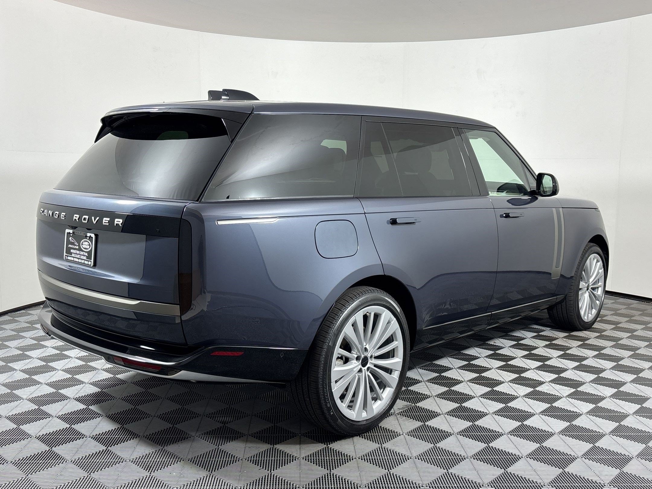 New 2026 Land Rover Range Rover Long Wheelbase SE AWD/4WD image 9