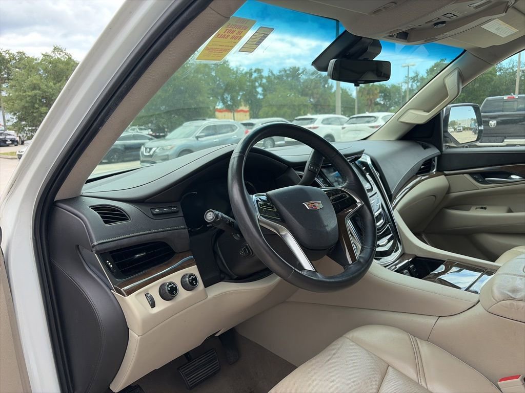 Used 2018 Cadillac Escalade Luxury AWD/4WD image 9