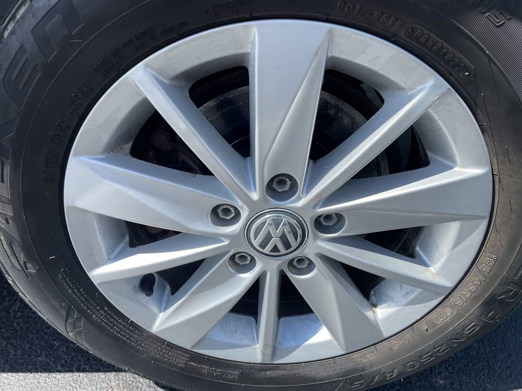 Used 2016 Volkswagen Golf S FWD image 38