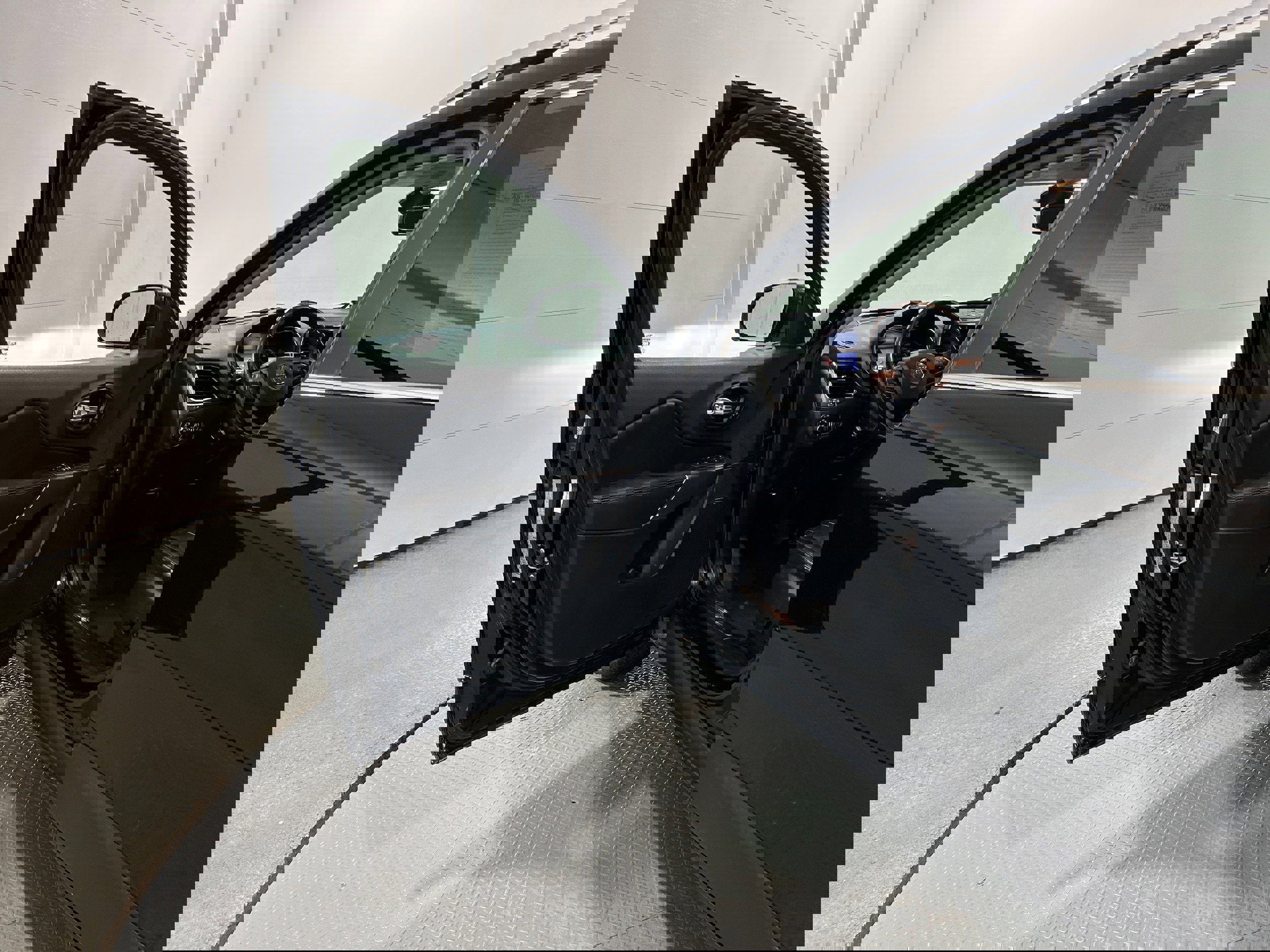 Used 2019 Jeep Cherokee Limited image 23