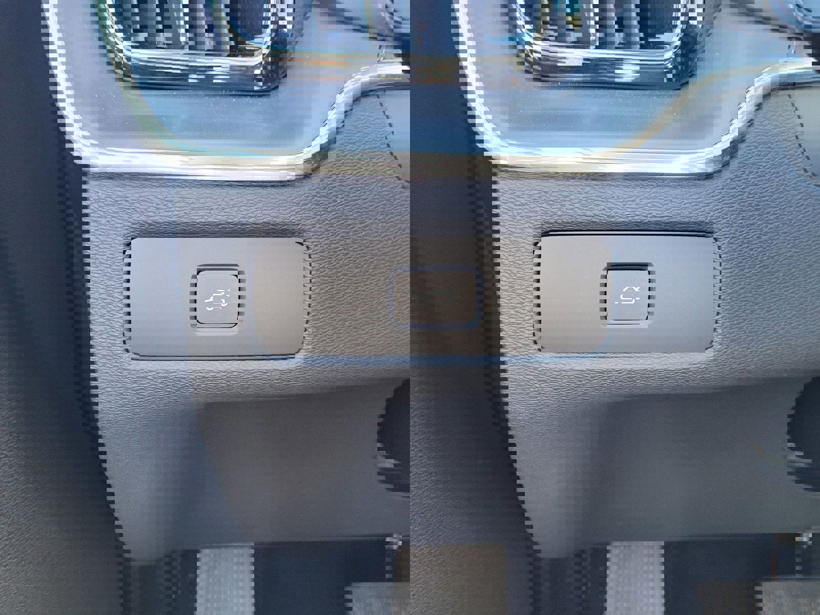 Certified 2025 Volvo XC60 B5 Core w/ Protection Package Premier image 17