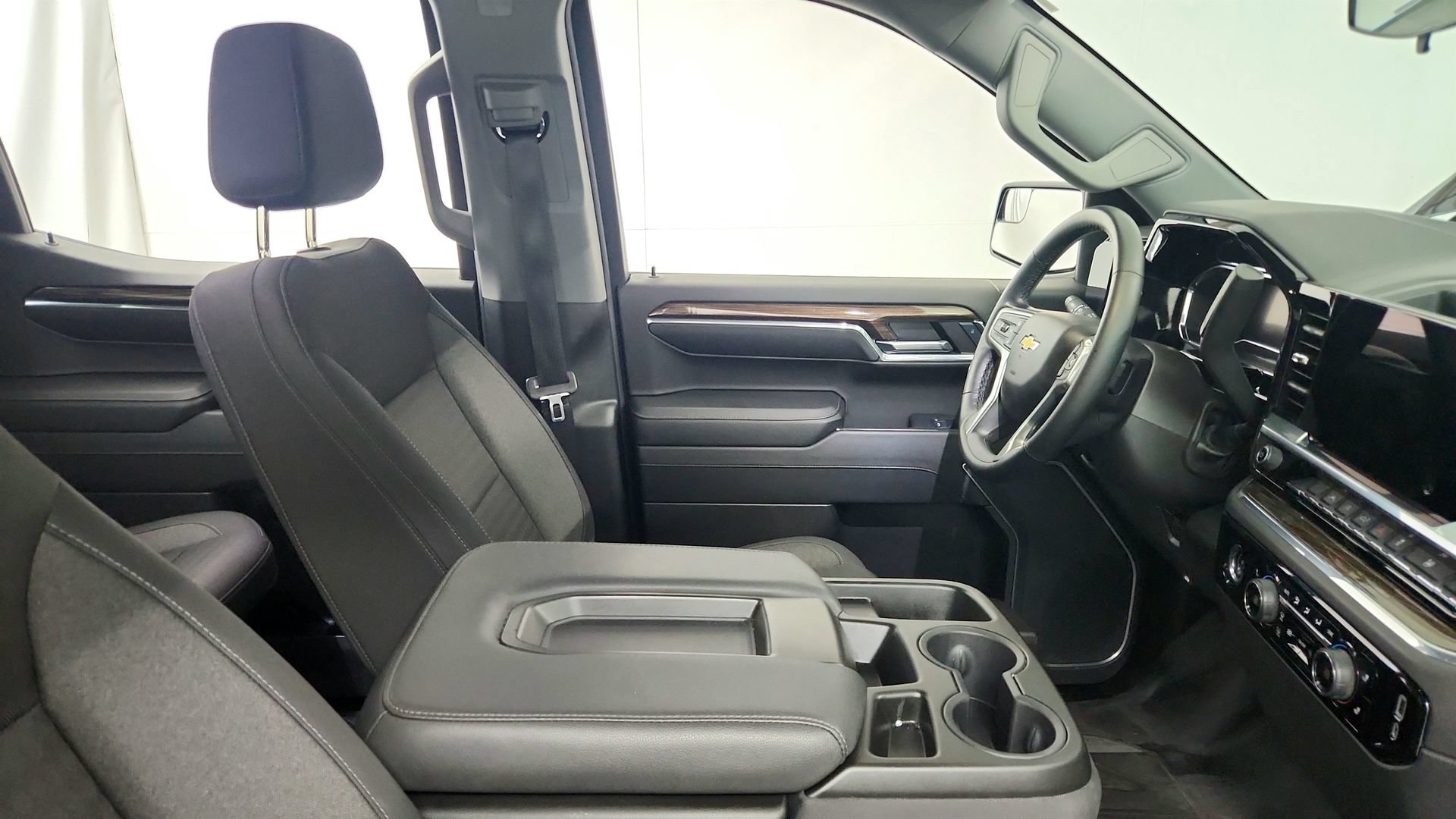 Used 2024 Chevrolet Silverado 1500 LT AWD/4WD image 29