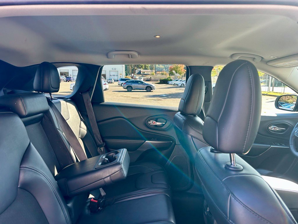 Used 2019 Jeep Cherokee Latitude Plus w/ Cold Weather Group AWD/4WD image 14