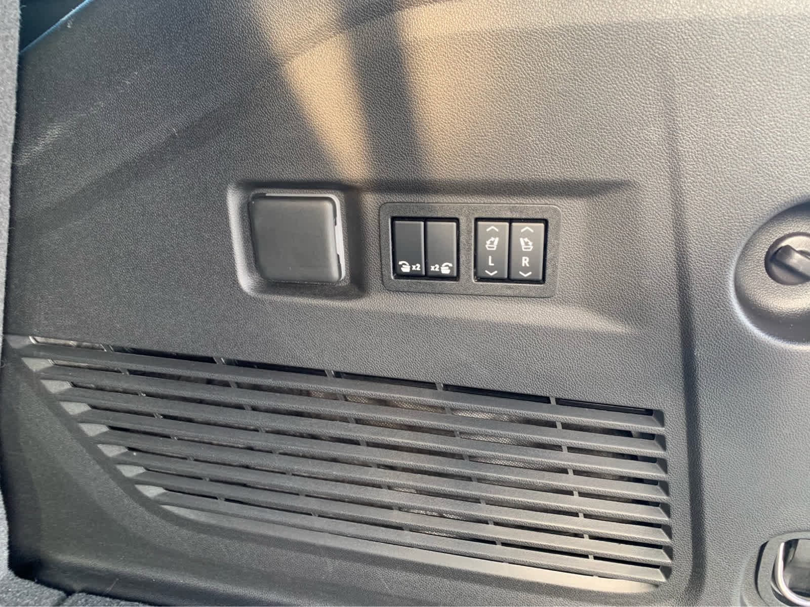 Used 2022 Chevrolet Tahoe LT w/ Luxury Package image 7