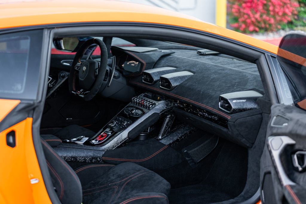 Used 2018 Lamborghini Huracan Performante image 39