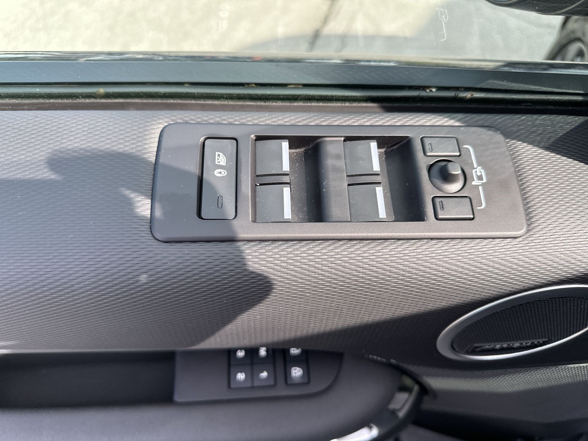 Used 2024 Land Rover Discovery Dynamic SE AWD/4WD image 15