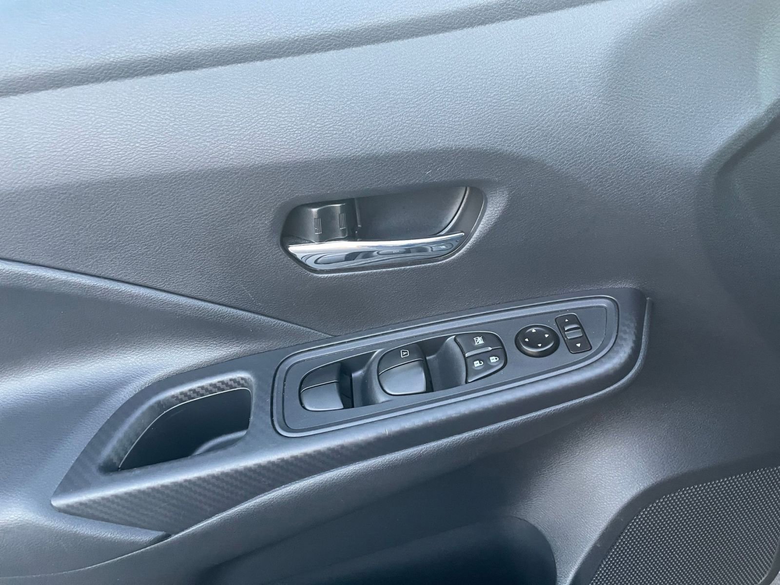 Used 2025 Nissan Versa SV image 18