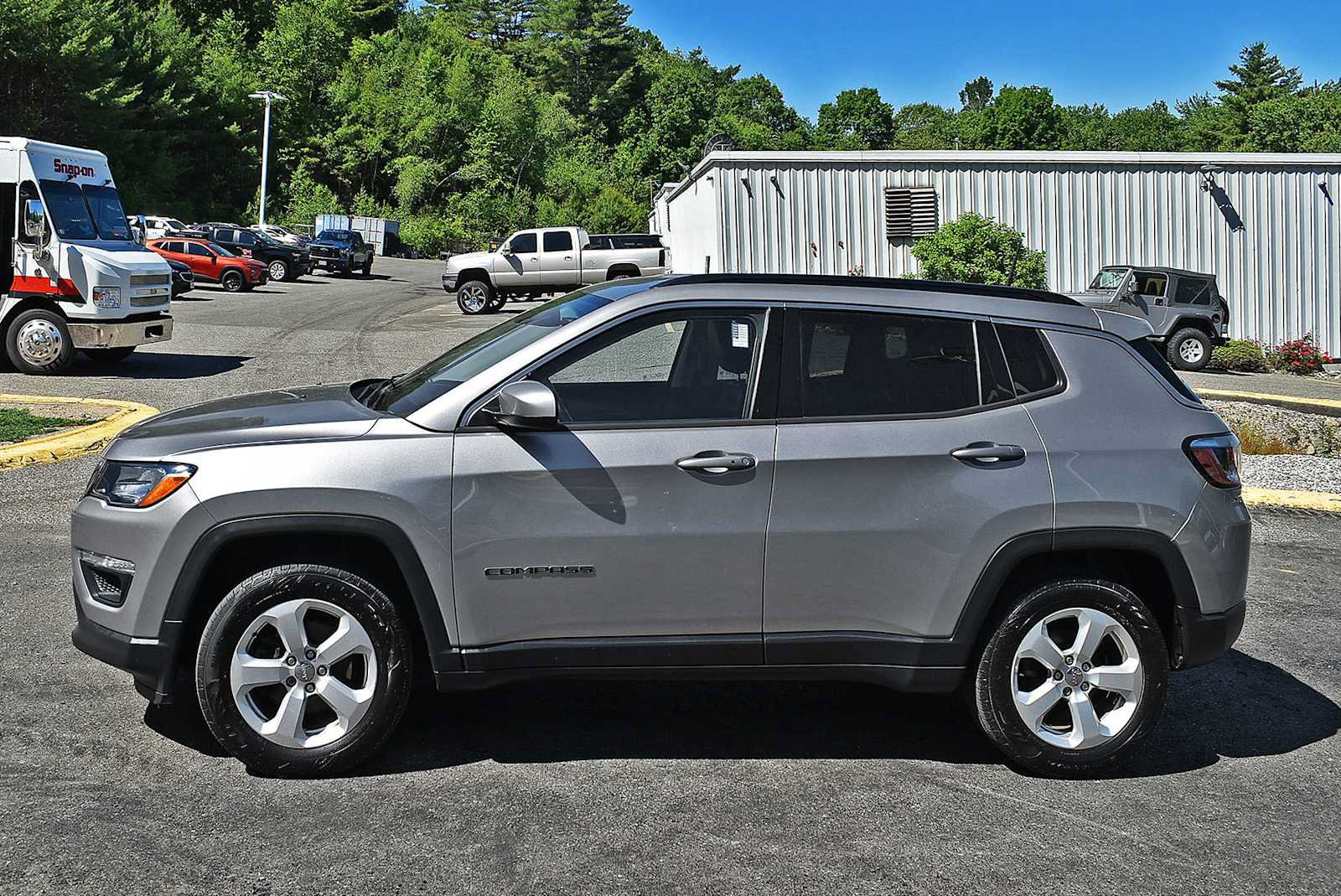Used 2017 Jeep Compass Latitude AWD/4WD image 4
