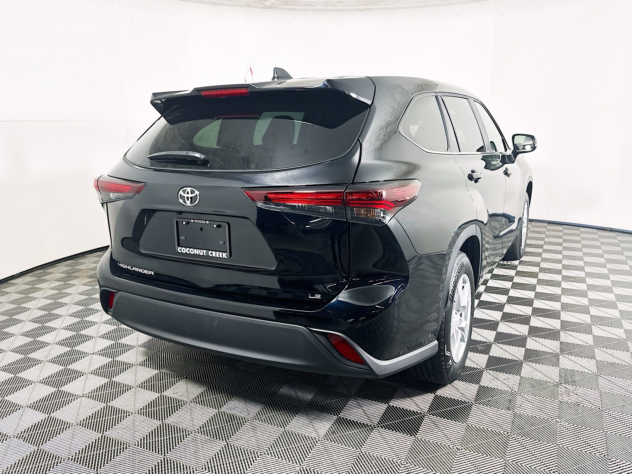 Used 2025 Toyota Highlander LE FWD image 3