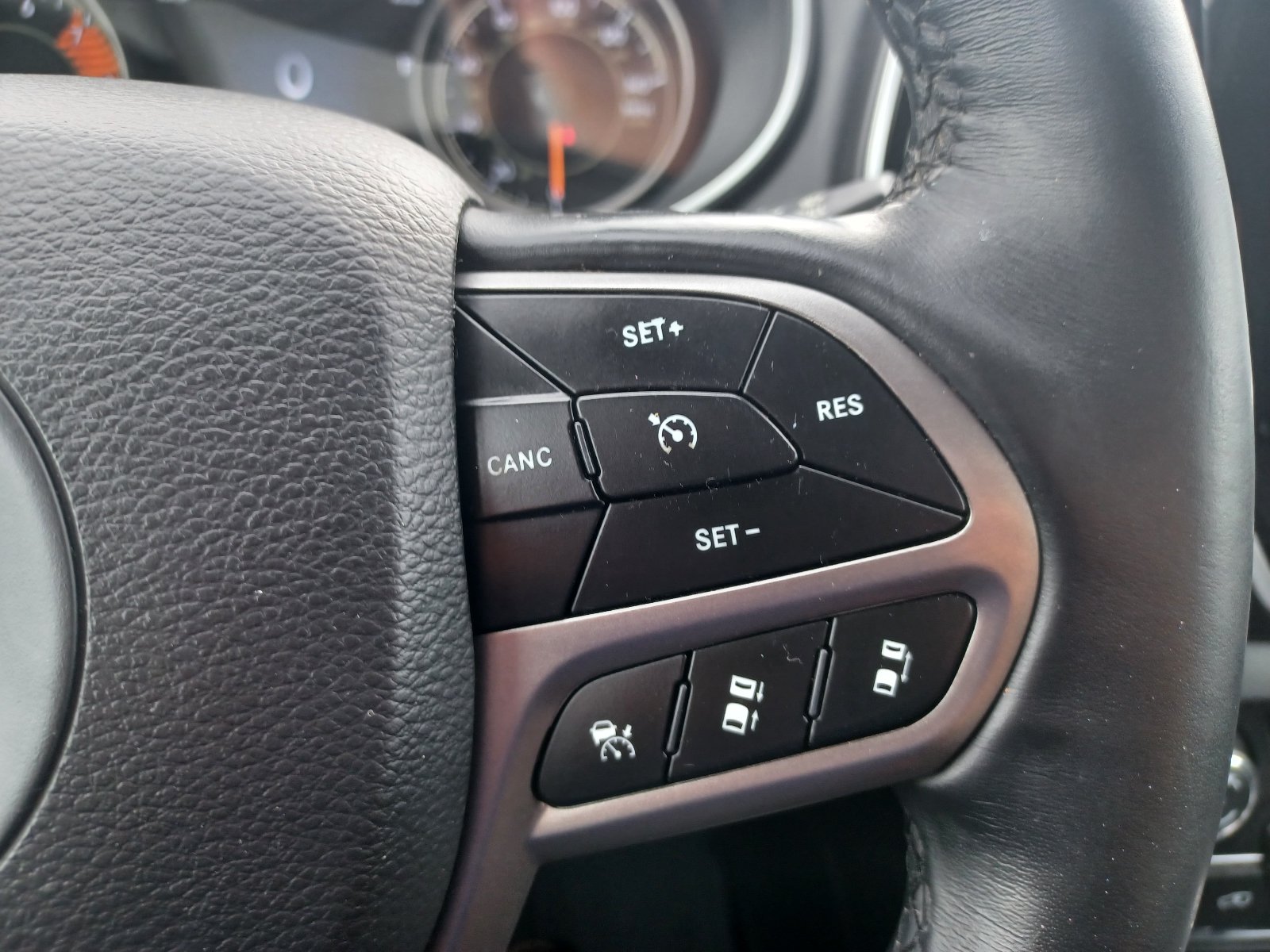 Used 2019 Jeep Cherokee Overland w/ Technology Group AWD/4WD image 21