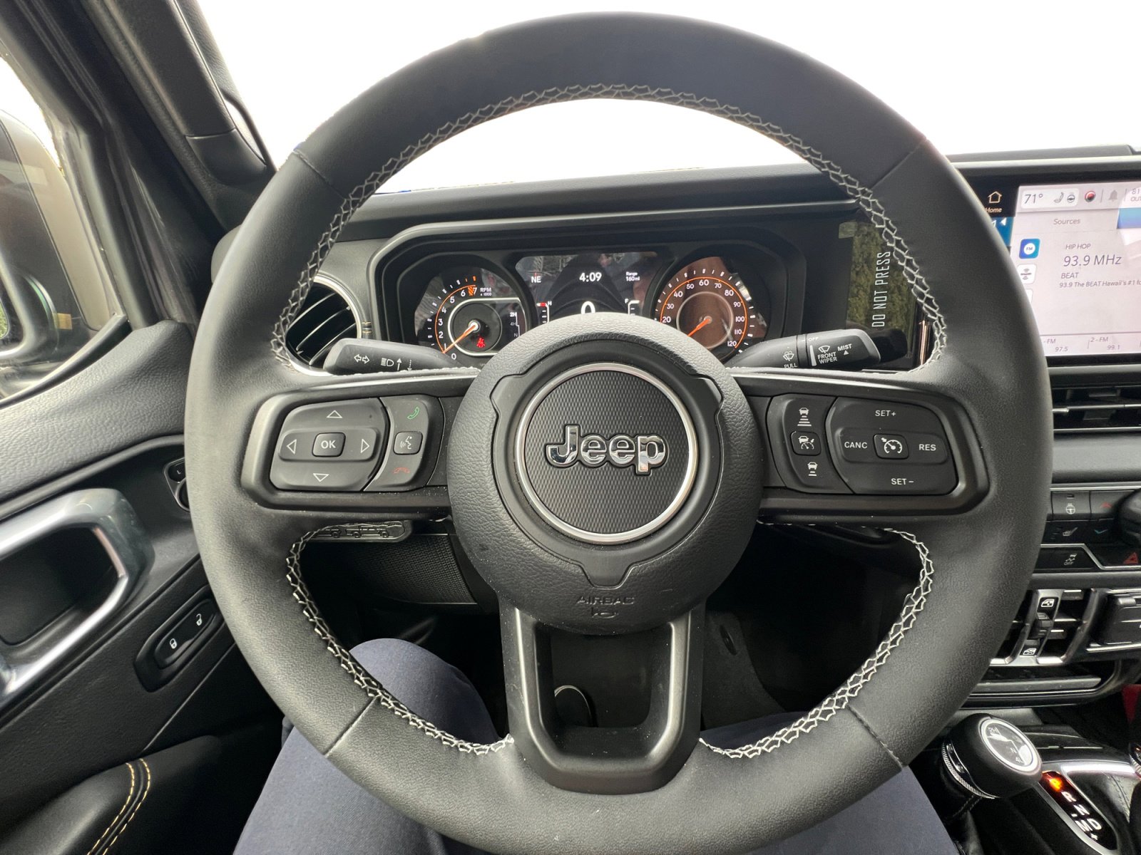 Used 2025 Jeep Gladiator Sport image 14